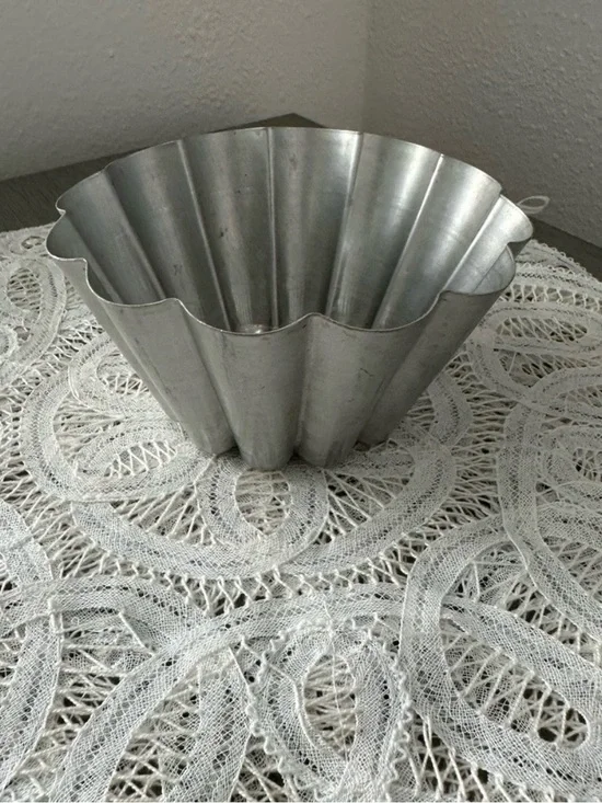 Small Vintage Aluminum Fluted Cake Or Lrg Cupcake Type Pan 5