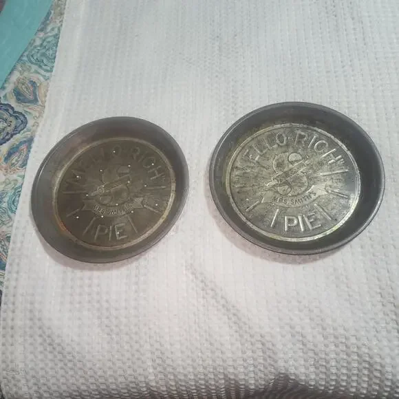 MRS SMITHS EUC VINTAGE MELLO RICH TIN PIE PANS
