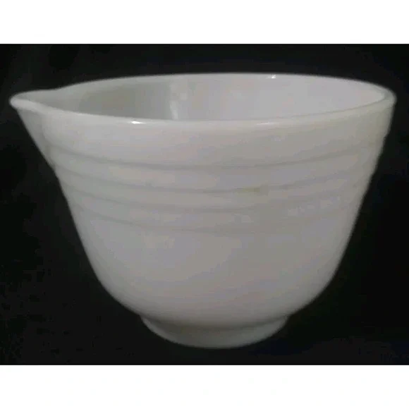 Small Mixing Bowl Ribbed Milk Glass Pour Spout 6.5 Inch‎ Diameter Vintage READ