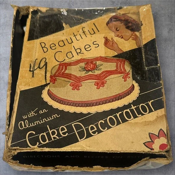 VINTAGE BEAUTIFUL CAKES ALUMINUM CAKE DECORATOR 4 TIPS IN ORIGINAL BOX (Rough)