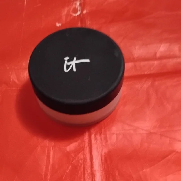 IT Cosmetics Bye Bye Pores Nwob
