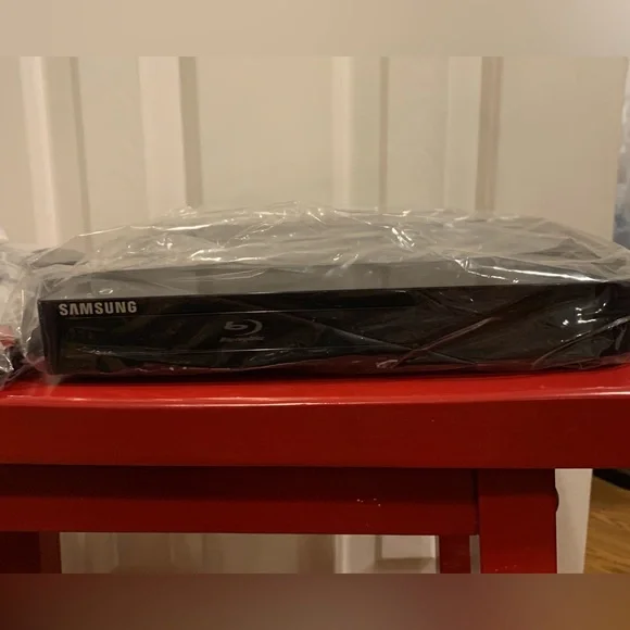 Samsung Refurbished Blueray DVD BD (FM57C) with remote control and wires
