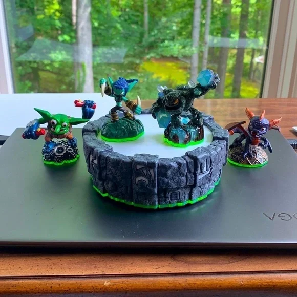 Activision Skylanders Wii Characters and Base Lot of 5 pieces