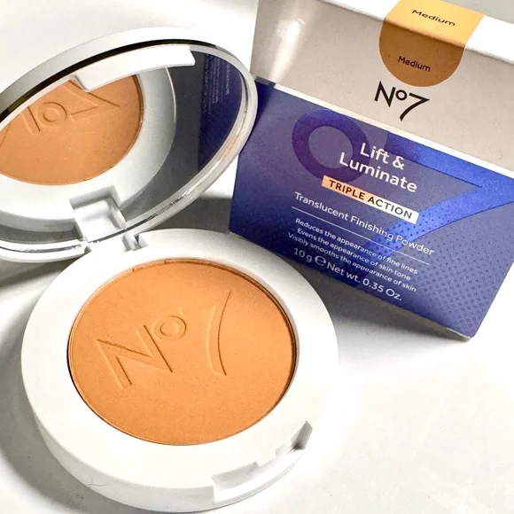 No7 Lift & Luminate Triple Action Finishing Powder - Medium