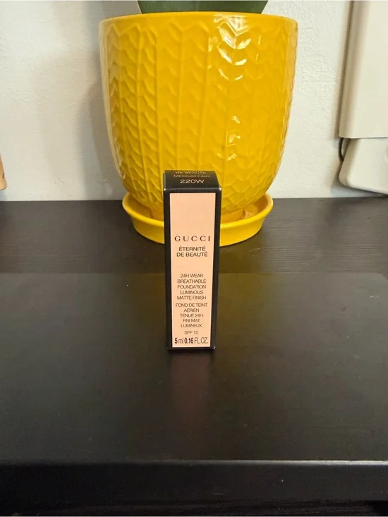 Gucci Foundation 220W - 5ml