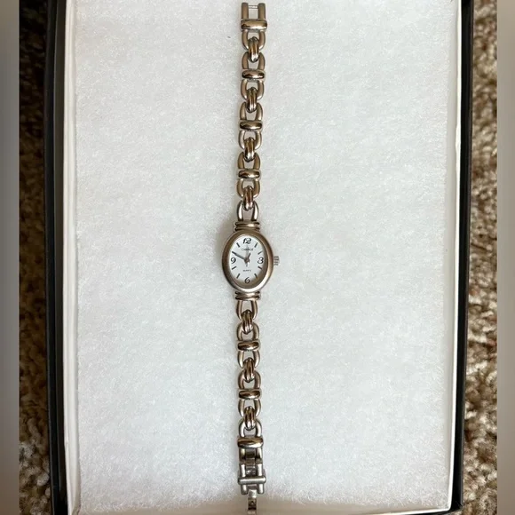 Carriage Women’s Watch Bracelet Silver Tone Preowned Not Running