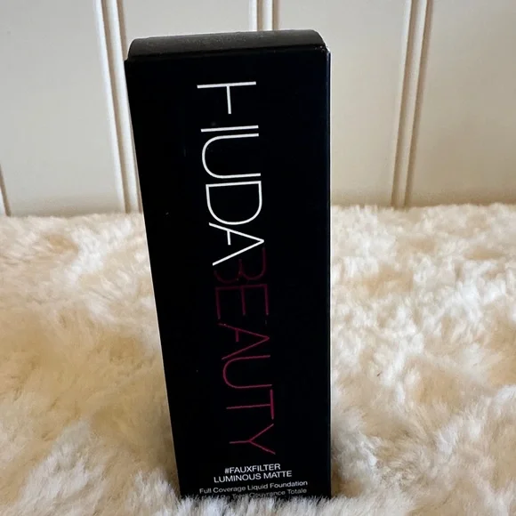 HUDA BEAUTY Faux Filter Luminous Matte Foundation. Color Lava Cake.