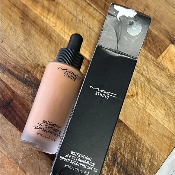 💕⚡️NC 45 MAC Cosmetics Waterweight SPF 30 Foundation