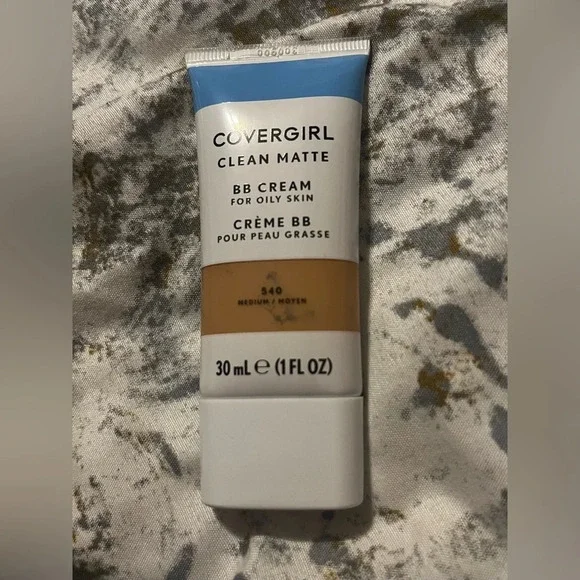 New! Covergirl Clean Matte BB Cream for Oukt Skin in Meduim 540