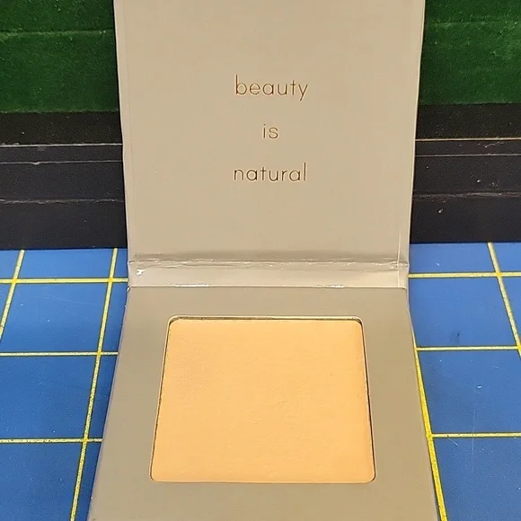 Carlucce Cache Cream - Raw - Foundation Palette - $51 Retail