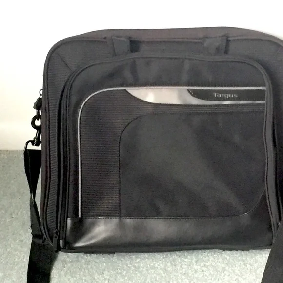 Targus NWOT black laptop Briefcase messenger lightweight - Grad first Job travel