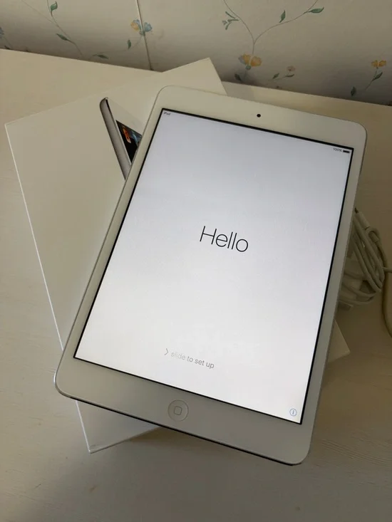 Apple iPad Tablet - White & Silver