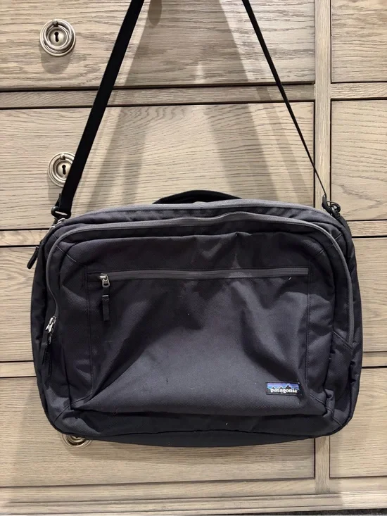 Patagonia Shoulder Briefcase / Messenger Bag, Black Multi Pocket, Fits Suitcase