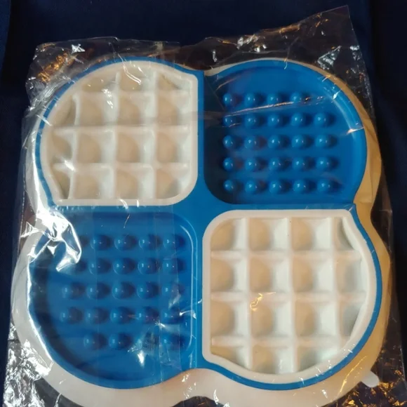 Dog Slow Feed Bowl, Medium Size, NEW, Blue and White, Pet Slow Eating Training