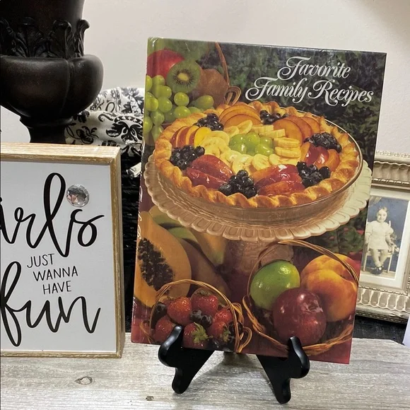 Vintage 1992 Favorite Family Recipes Cookbook!