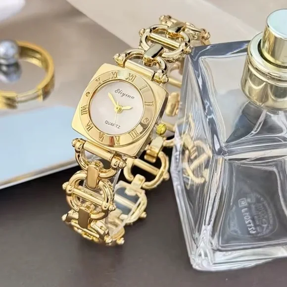 Chic Gold Square-Face Bracelet Watch – Luxury Women’s Timepiece