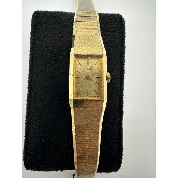 Vintage Seiko Quartz Gold Tone Womens Watch 2E20-5029 New Battery Runs