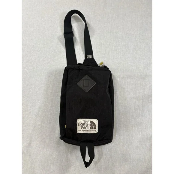 The North Face Berkeley Field Bag Black Shoulder Bag Zip Closure Outdoor