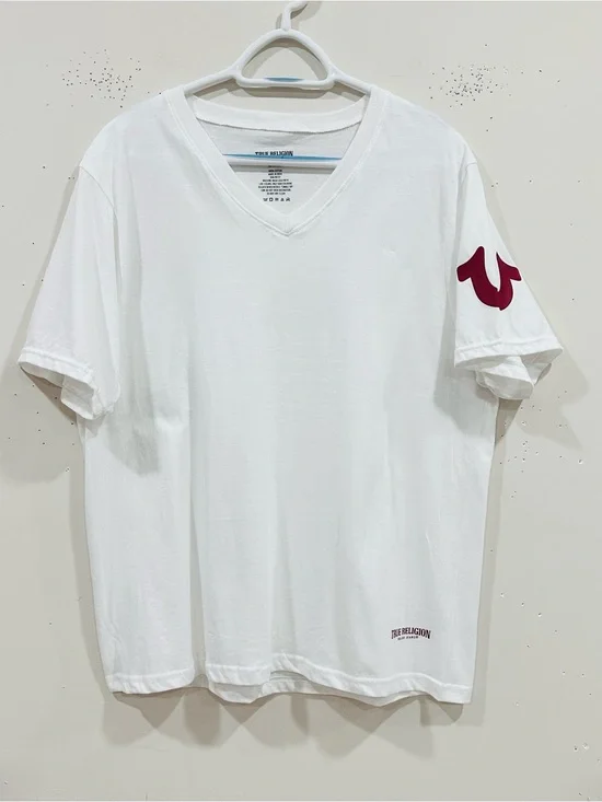 True Religion Men's White V-Neck T-Shirt Size L Maroon Horseshoe Logo