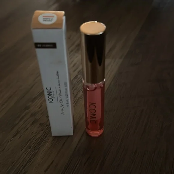 Iconic London Lip Gloss - She’s A Peach