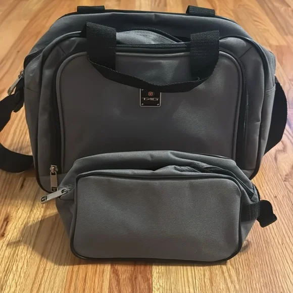 TAG Carry On Computer Duffle Travel Bag Gray Adjustable Strap Lightweight