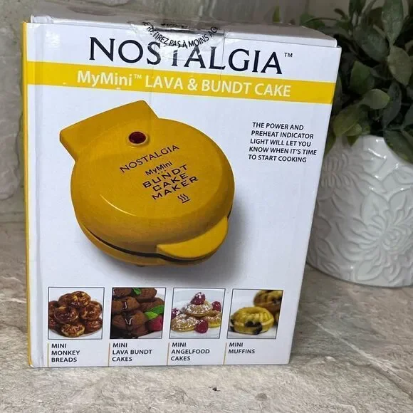 Nostalgia My mini lava bundt cake maker yellow