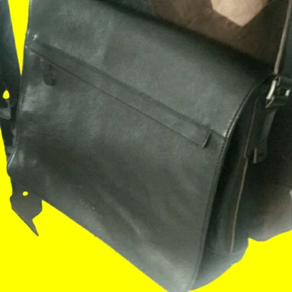 ARTISAN Genuine Leather Black Messenger Bag, 12