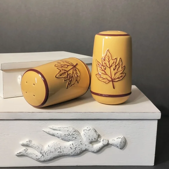 MAPLE LEAF SALT & PEPPER SHAKERS⭐
