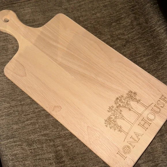 Iona house cutting board‎