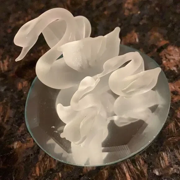 Swan and 2 babies on mirror lake glass decoration. 2.5x2. Very pretty,unique
