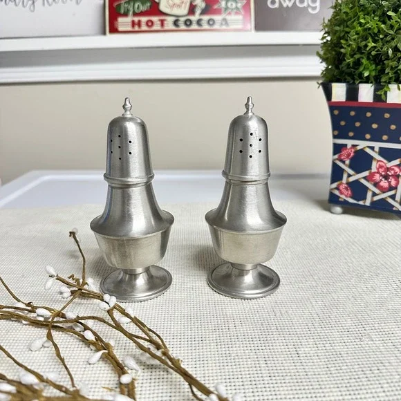 WOODBURY PEWTERERS Footed Salt and‎ Pepper Shakers Vintage Classic