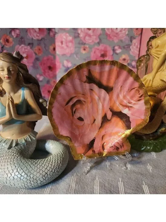 DECOUPAGE PINK ROSES ON A SCALLOPED SHELL
