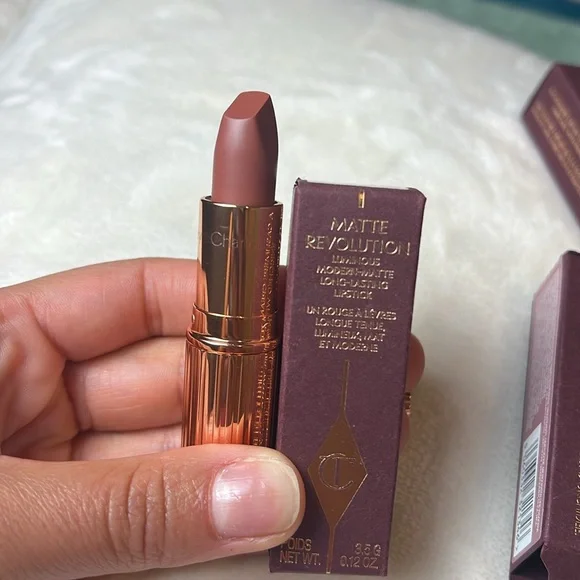 CHARLOTTE TILBURY Matte Revolution Lipstick-Very Victoria