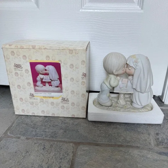 Precious Moments Sealed With A Kiss 83285‎ – Vintage Figurine 1980s NIB