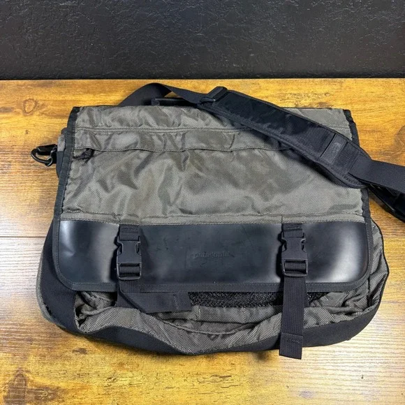 Patagonia Critical Mass Grey Ballistic Nylon Messenger Bag Large Laptop Unisex
