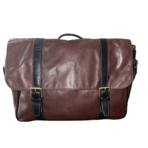 Fossil leather messenger bag in brown and black brass hardware. O