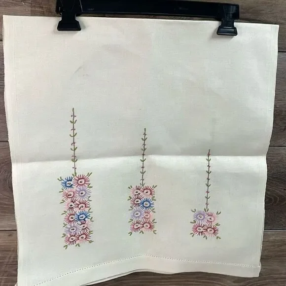 VINTAGE Hand Embroidered Linen Floral Table Runner 18 1/4” W X 39” L