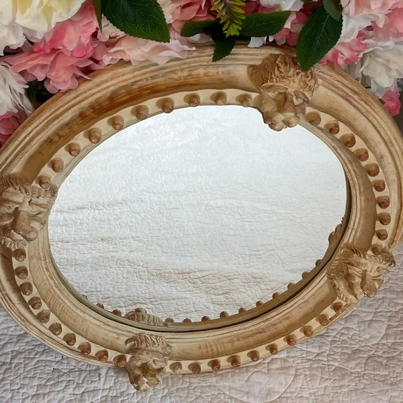 Hamilton collection round lion head “ carved “ mirror plastic decorative 19 inch