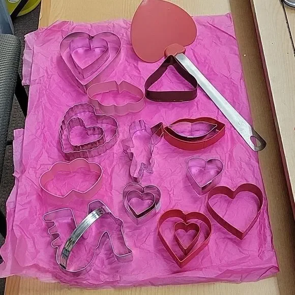 18 piece metal‎ Valentines Day/wedding cookie cutters plus heart spatula