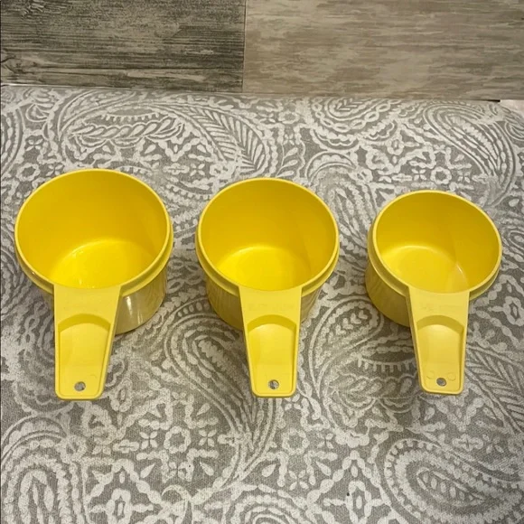 Tupperware‎ Yellow Measuring Cups Set