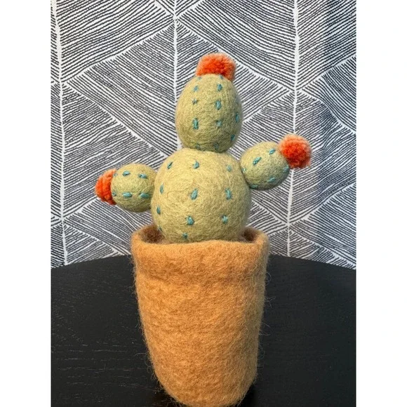 Felt Cactus in Pot Decorative Figurine Whimsical Home Decor Desert Plant‎