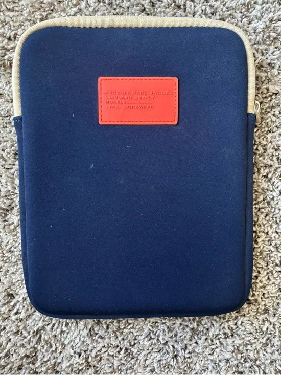 Marc by Marc Jacobs navy case with coral logo patch