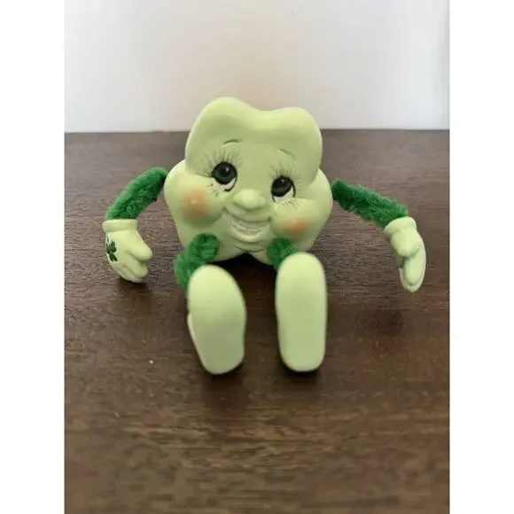 St Patrick's Day Shamrock Anthropomorphic Ceramic Pipe Cleaner Shelf Sitter VTG