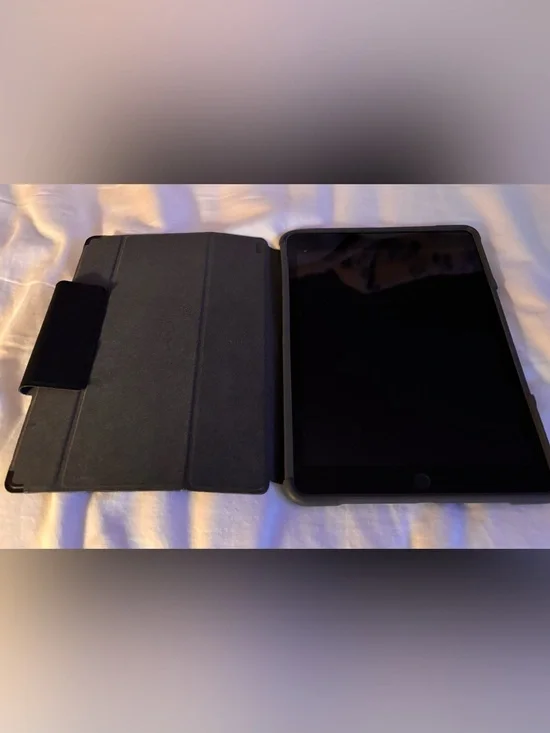Apple iPad 6th Gen 32 GB WiFi/Cellular w/Case! Doesn't turn on! Orig. $459