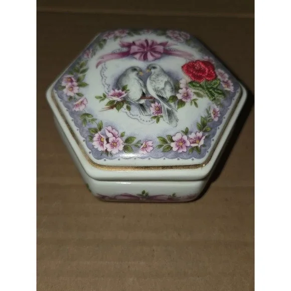Heritage House 1987 Valentine  Porcelain Music Box Let Me Call You Sweetheart