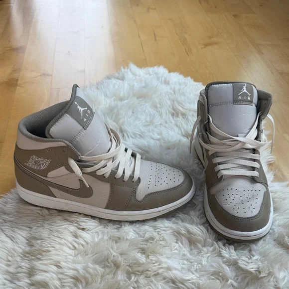 Air Jordan mids, size men’s 9