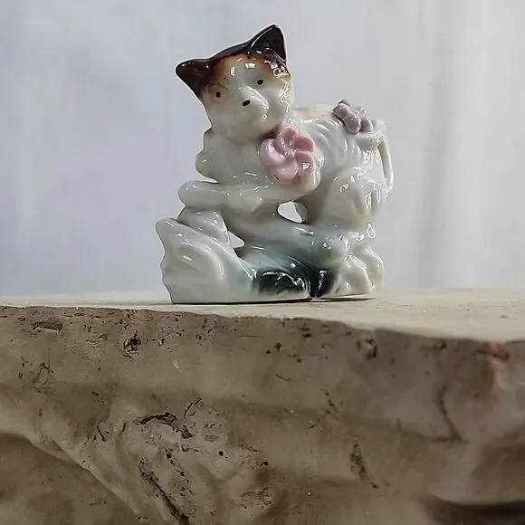 Vintage Cat Figurine with Flowers made in Japan