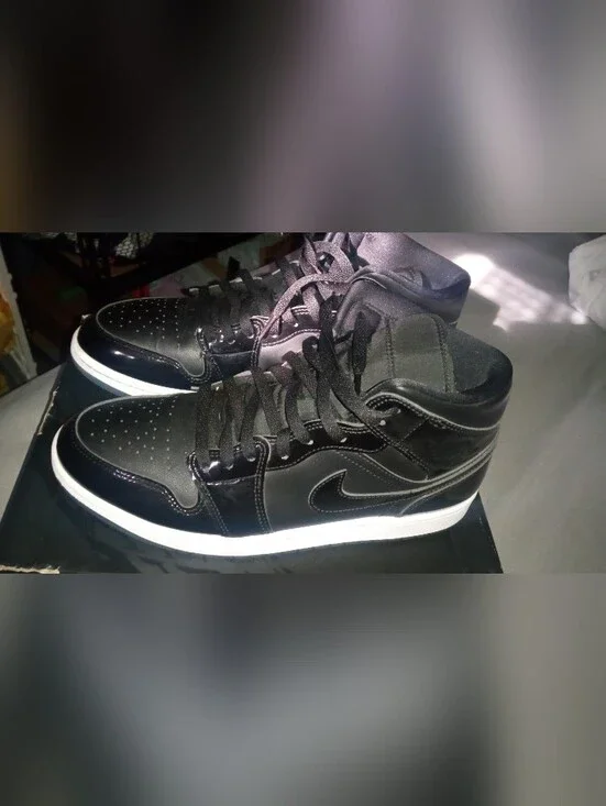 Jordan Men's Black & Dark Concord White