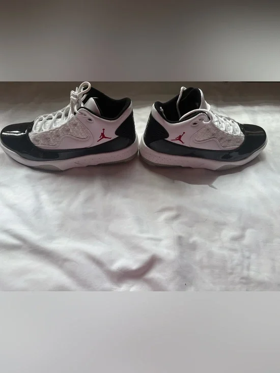 Jordan Max Aura 2 White Black Red Basketball Sneakers Youth 8Y