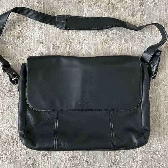 Kenneth Cole Reaction Black Leather Messenger Bag